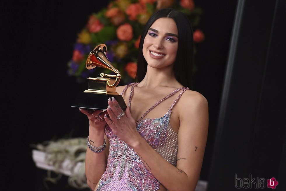 Dua Lipa posando con su galardón de los Premios Grammy 2021