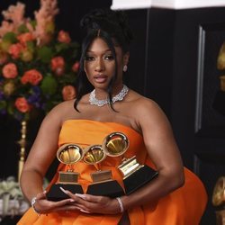 Megan Thee Stallion con sus galardones de los Premios Grammy 2021