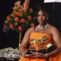 Megan Thee Stallion con sus galardones de los Premios Grammy 2021