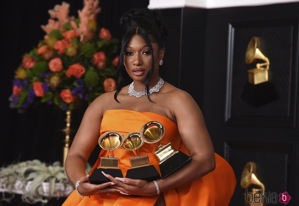 Megan Thee Stallion con sus galardones de los Premios Grammy 2021