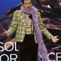 Harry Styles agradeciendo su galardón de los Premios Grammy 2021