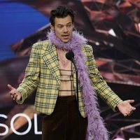 Harry Styles agradeciendo su galardón de los Premios Grammy 2021