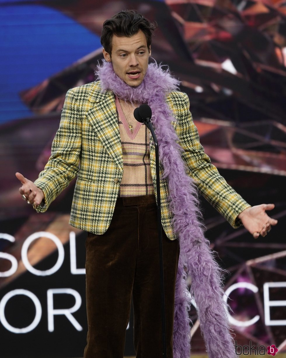 Harry Styles agradeciendo su galardón de los Premios Grammy 2021