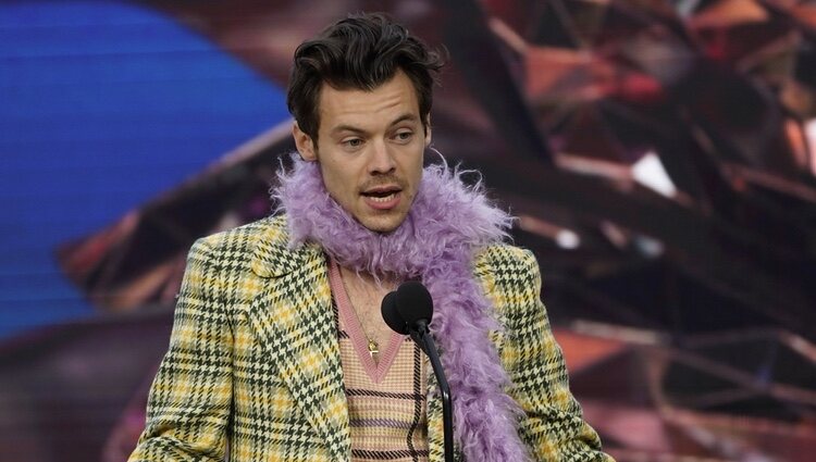 Harry Styles agradeciendo su galardón de los Premios Grammy 2021