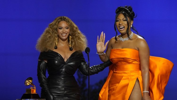 Beyoncé y Megan Thee Stallion recogiendo su galardón de los Premios Grammy 2021