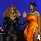 Beyoncé y Megan Thee Stallion recogiendo su galardón de los Premios Grammy 2021