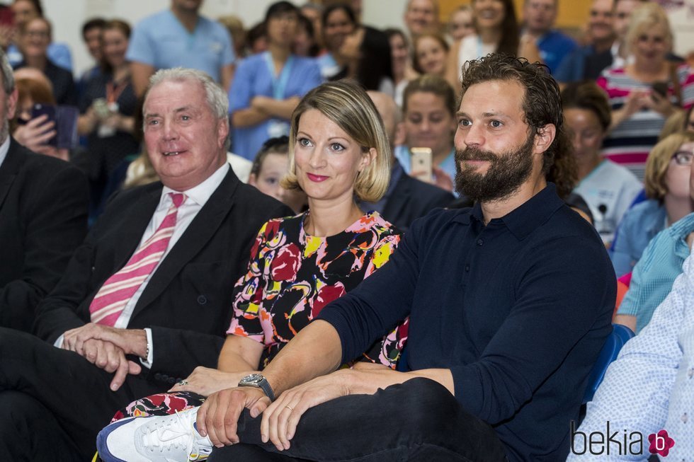 Jamie Dornan, su hermana Jessica Dornan y su padre Jim Dornan