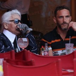 Karl Lagerfeld y Sébastien Jondeau en Saint Tropez en 2015