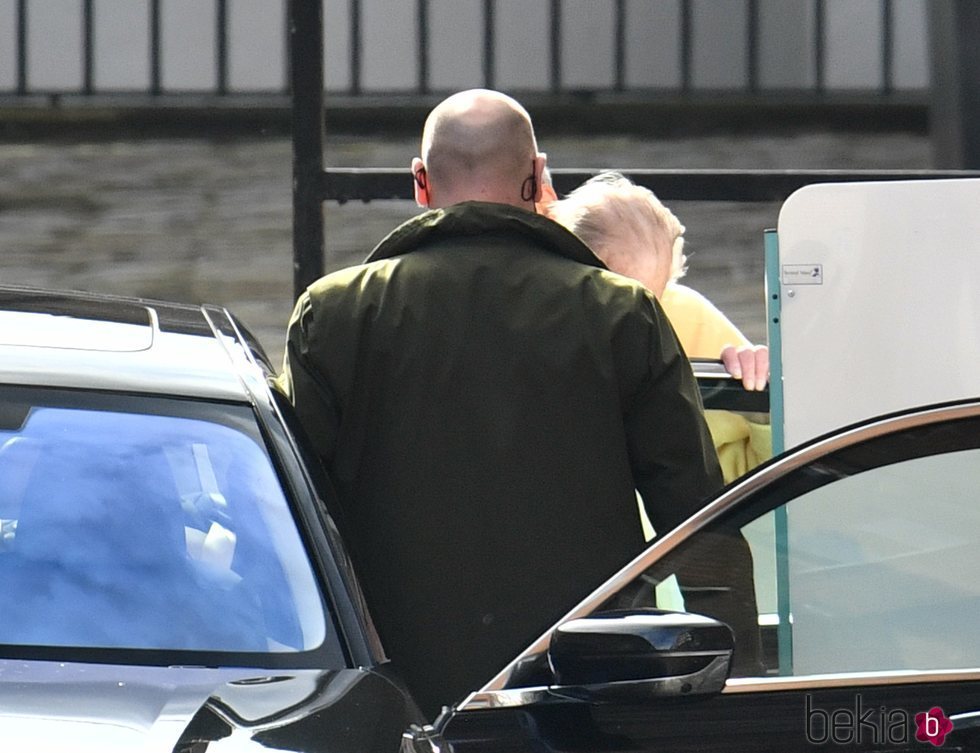 El Duque de Edimburgo entra en el coche tras recibir el alta después de un mes ingresado