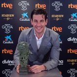 Mario Casas con su Goya 2021 a Mejor protagonista