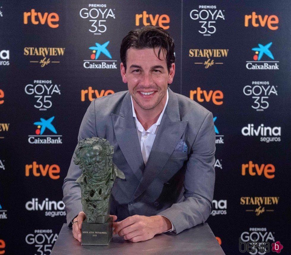 Mario Casas con su Goya 2021 a Mejor protagonista