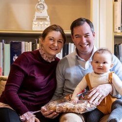 Guillermo y Stéphanie de Luxemburgo con su hijo Carlos de Luxemburgo en su primer Bretzelsonndeg