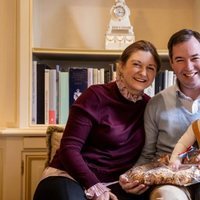 Guillermo y Stéphanie de Luxemburgo con su hijo Carlos de Luxemburgo en su primer Bretzelsonndeg