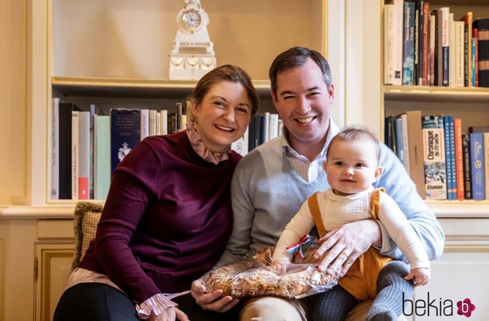 Guillermo y Stéphanie de Luxemburgo con su hijo Carlos de Luxemburgo en su primer Bretzelsonndeg