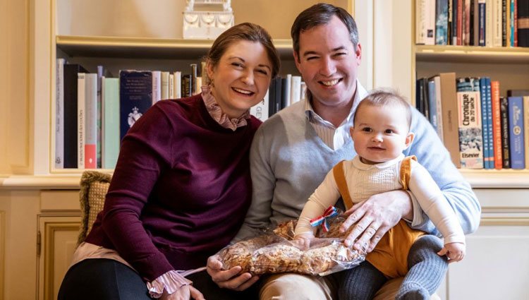 Guillermo y Stéphanie de Luxemburgo con su hijo Carlos de Luxemburgo en su primer Bretzelsonndeg