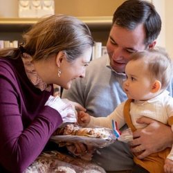 Guillermo y Stéphanie de Luxemburgo, muy cariñosos con su hijo Carlos de Luxemburgo en su primer Bretzelsonndeg