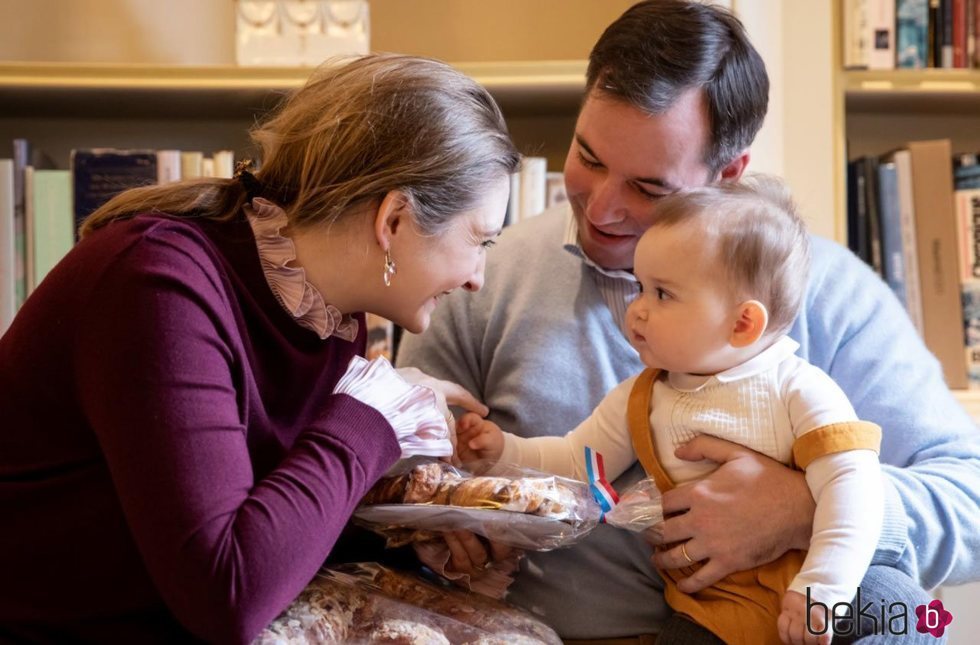 Guillermo y Stéphanie de Luxemburgo, muy cariñosos con su hijo Carlos de Luxemburgo en su primer Bretzelsonndeg