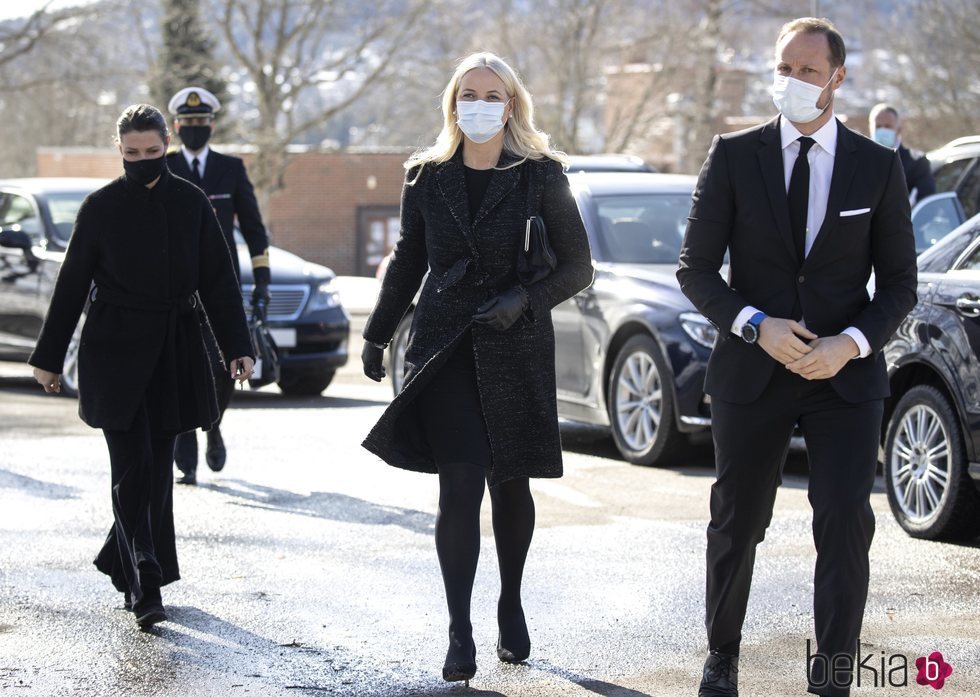 Marta Luisa de Noruega, Haakon y Mette-Marit de Noruega en el funeral de Erling Lorentzen