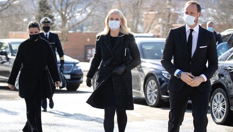 Marta Luisa de Noruega, Haakon y Mette-Marit de Noruega en el funeral de Erling Lorentzen