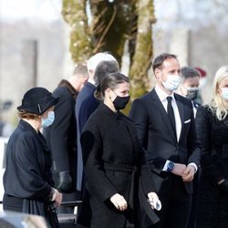 Sonia de Noruega, Marta Luisa de Noruega, Haakon y Mette-Marit de Noruega en el funeral de Erling Lorentzen