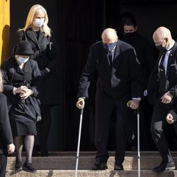 Sonia de Noruega, Mette-Marit de Noruega, Marta Luisa de Noruega y Harald de Noruega con muletas en el funeral de Erling Lorentzen