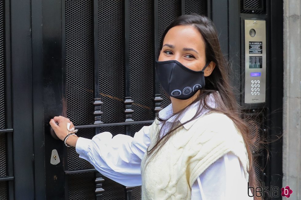 Carolina Monje entrando en su casa