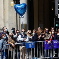 Ciudadanos que acudieron a apoyar a la Princesa Leonor en su primer acto oficial en solitario