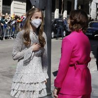 La Princesa Leonor saluda a Carmen Calvo en su primer acto oficial en solitario en el Cervantes