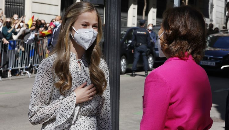 La Princesa Leonor saluda a Carmen Calvo en su primer acto oficial en solitario en el Cervantes