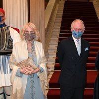 El Príncipe Carlos y Camilla Parker en la cena de Estado con motivo de su visita a Grecia para celebrar el bicentenario de la Independencia de Grecia