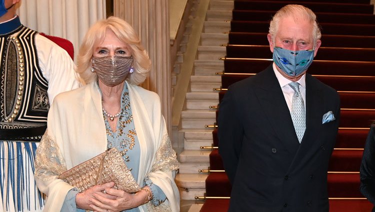 El Príncipe Carlos y Camilla Parker en la cena de Estado con motivo de su visita a Grecia para celebrar el bicentenario de la Independencia de Grecia