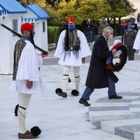 El Príncipe Carlos deposita una ofrenda floral en la celebración del bicentenario de la Independencia de Grecia