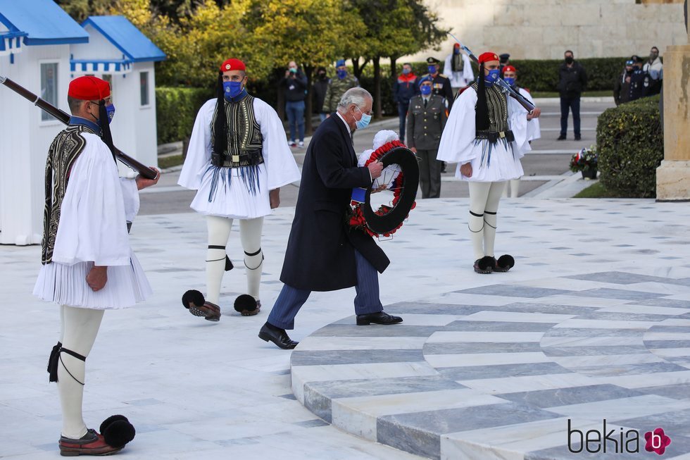 El Príncipe Carlos deposita una ofrenda floral en la celebración del bicentenario de la Independencia de Grecia