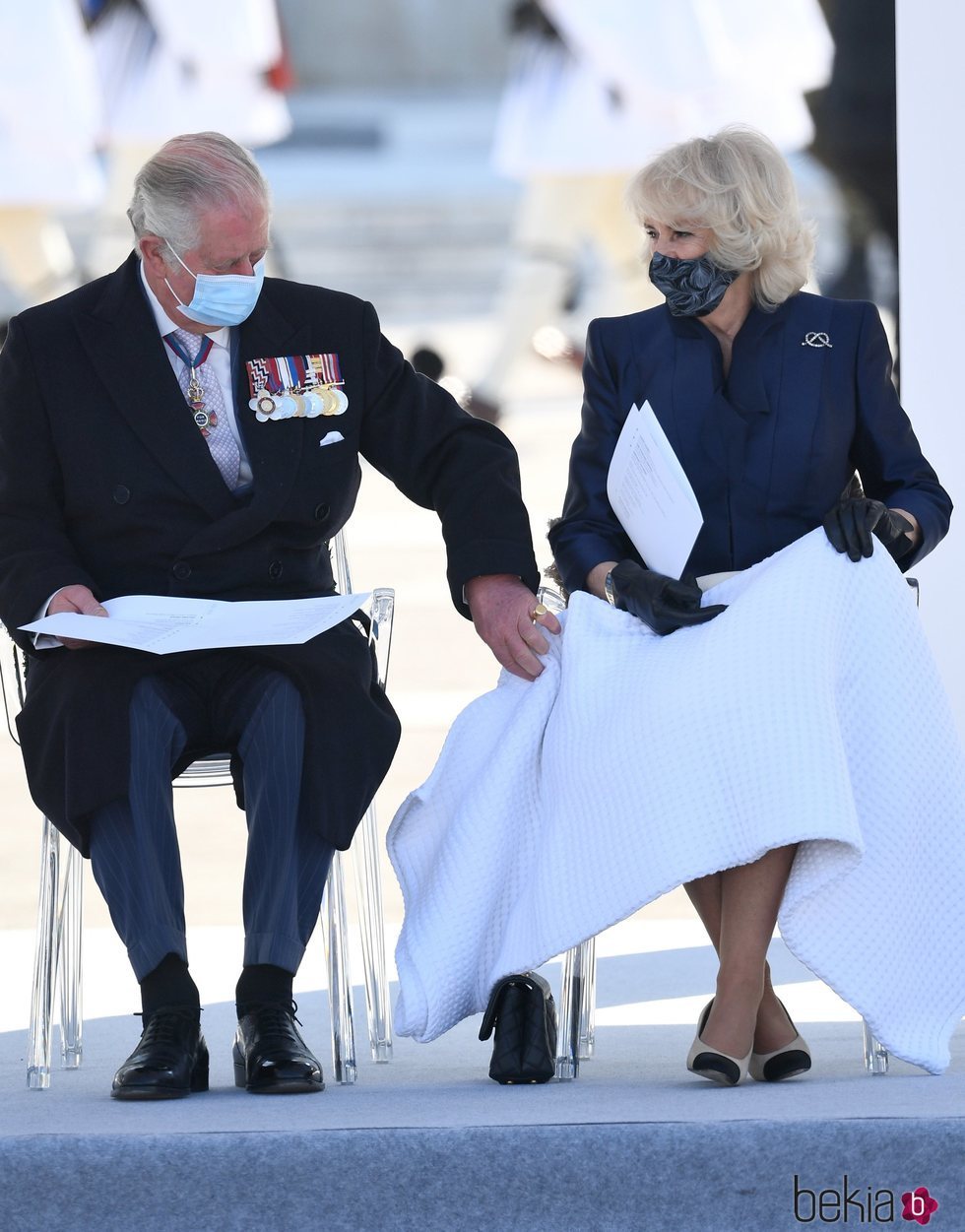 El Príncipe Carlos, muy atento con Camilla Parker en la celebración del bicentenario de la Independencia de Grecia