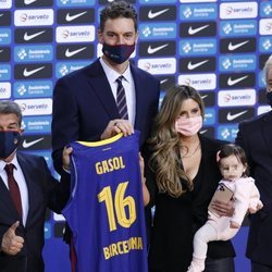 Pau Gasol con su mujer y su hija en su presentación del FC. Barcelona de Baloncesto