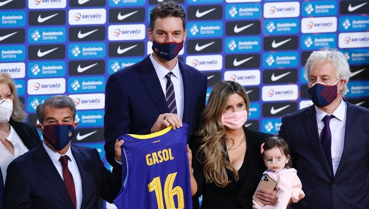 Pau Gasol con su mujer y su hija en su presentación del FC. Barcelona de Baloncesto