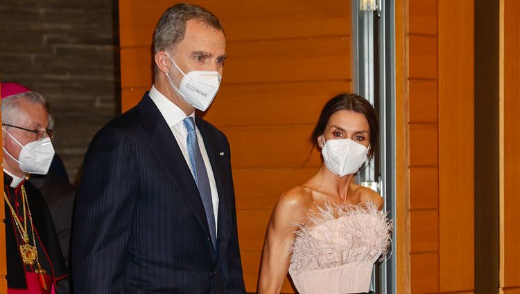 Los Reyes Felipe y Letizia a su llegada a la cena oficial en su Viaje de Estado a Andorra