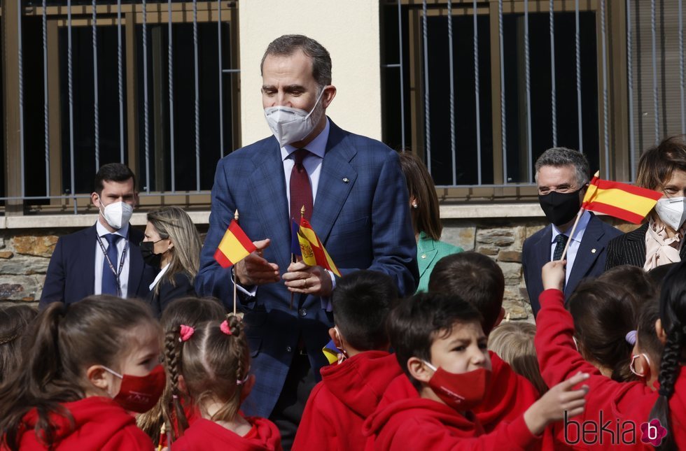 El Rey Felipe con unos niños durante su Viaje de Estado a Andorra