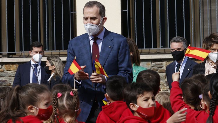 El Rey Felipe con unos niños durante su Viaje de Estado a Andorra