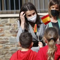 La Reina Letizia con unos niños durante su Viaje de Estado a Andorra