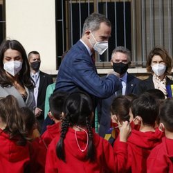 Los Reyes Felipe y Letizia con unos niños durante su Viaje de Estado a Andorra