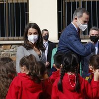 Los Reyes Felipe y Letizia con unos niños durante su Viaje de Estado a Andorra