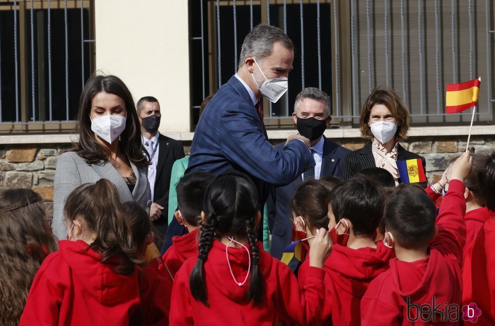 Los Reyes Felipe y Letizia con unos niños durante su Viaje de Estado a Andorra