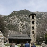 Los Reyes Felipe y Letizia admiran la Iglesia de Santa Coloma durante su Viaje de Estado a Andorra