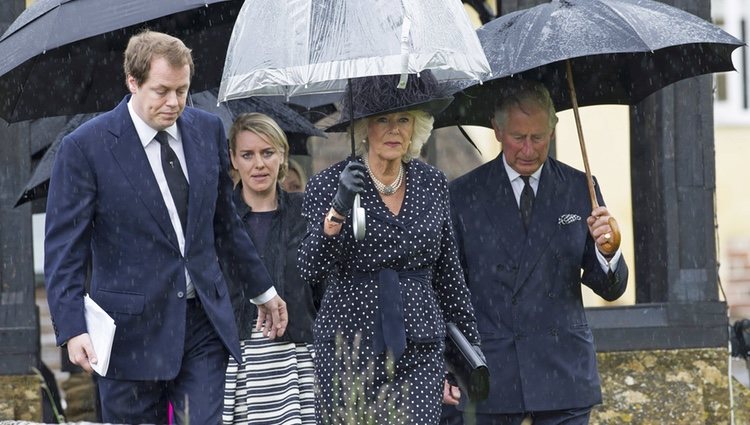 Camilla Parker con sus hijos Tom Parker Bowles y Laura Lopes y el Príncipe Carlos en el funeral de Mark Shand