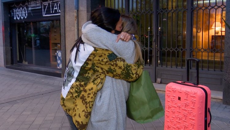 Olga Moreno despidiéndose de Rocío Flores antes de poner rumbo a 'Supervivientes 2021'