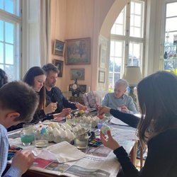 La Familia Real Danesa pintando huevos de Pascua en Marselisborg