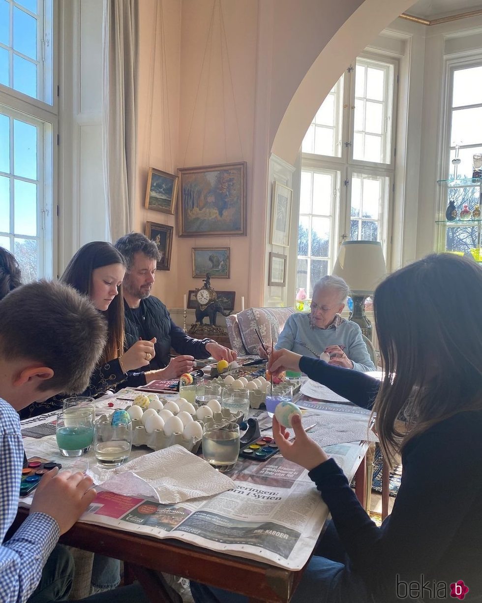 La Familia Real Danesa pintando huevos de Pascua en Marselisborg