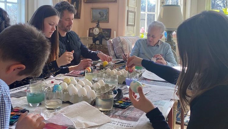 La Familia Real Danesa pintando huevos de Pascua en Marselisborg