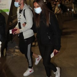 Alejandro Albalá y Marta López en el aeropuerto de Madrid para irse a 'Supervivientes 2021'